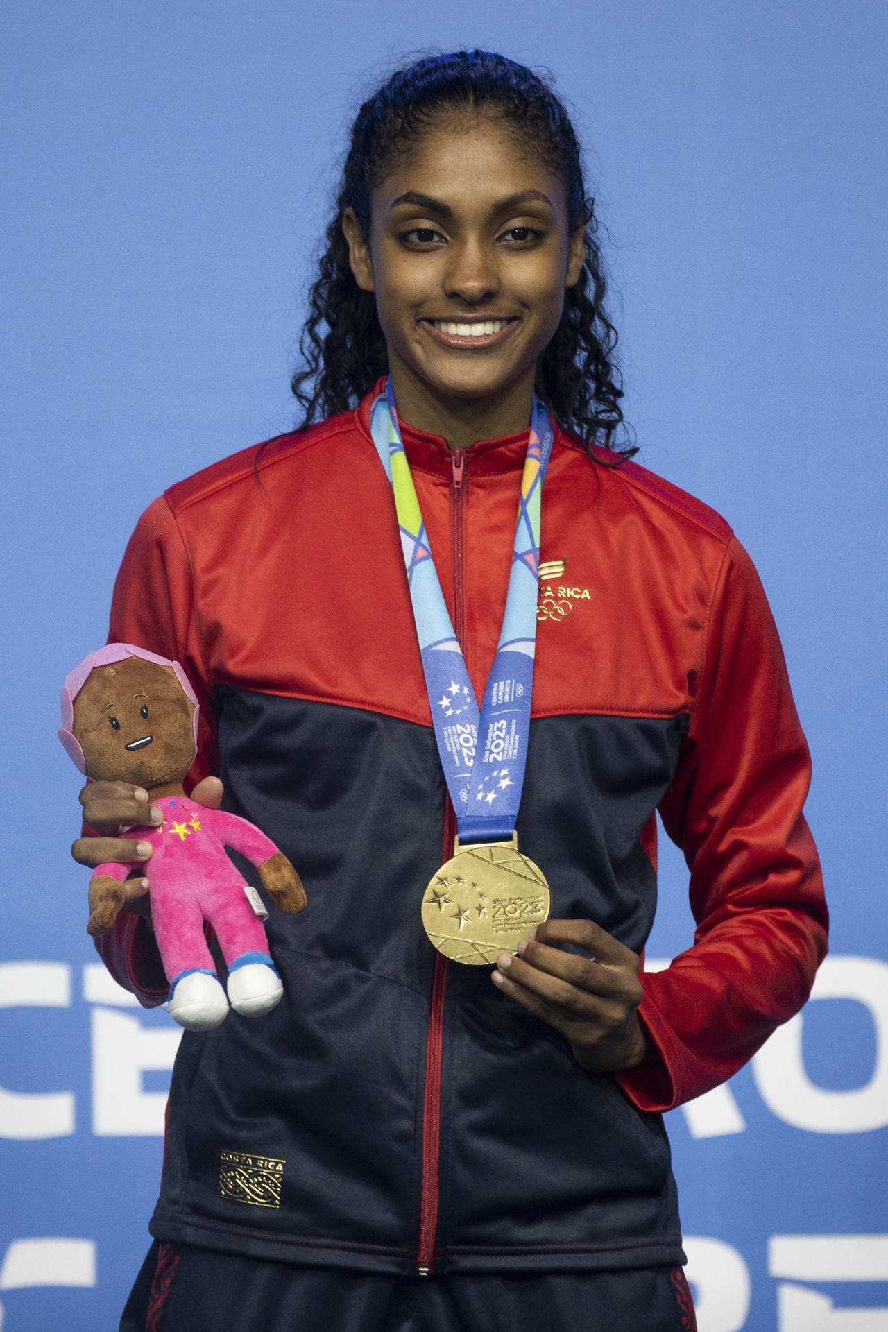 La costarricense Nishy Lindo fue registrada ese jueves, 6 de julio, al posar con la medalla de oro del taekwondo femenino en la categoría de los 57 kg de los Juegos Centroamericanos y del Caribe, en Santo Domingo (R. Dominicana). EFE/Orlando Barría