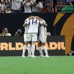 Jugadores del Real Madrid celebran el gol de Joselu (c) ante el Manchester United, en Houston, Texas (EE.UU.), este 26 de julio de 2023. EFE/EPA/Adam Davis