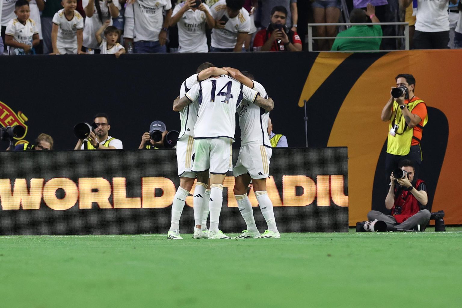 Jugadores del Real Madrid celebran el gol de Joselu (c) ante el Manchester United, en Houston, Texas (EE.UU.), este 26 de julio de 2023. EFE/EPA/Adam Davis