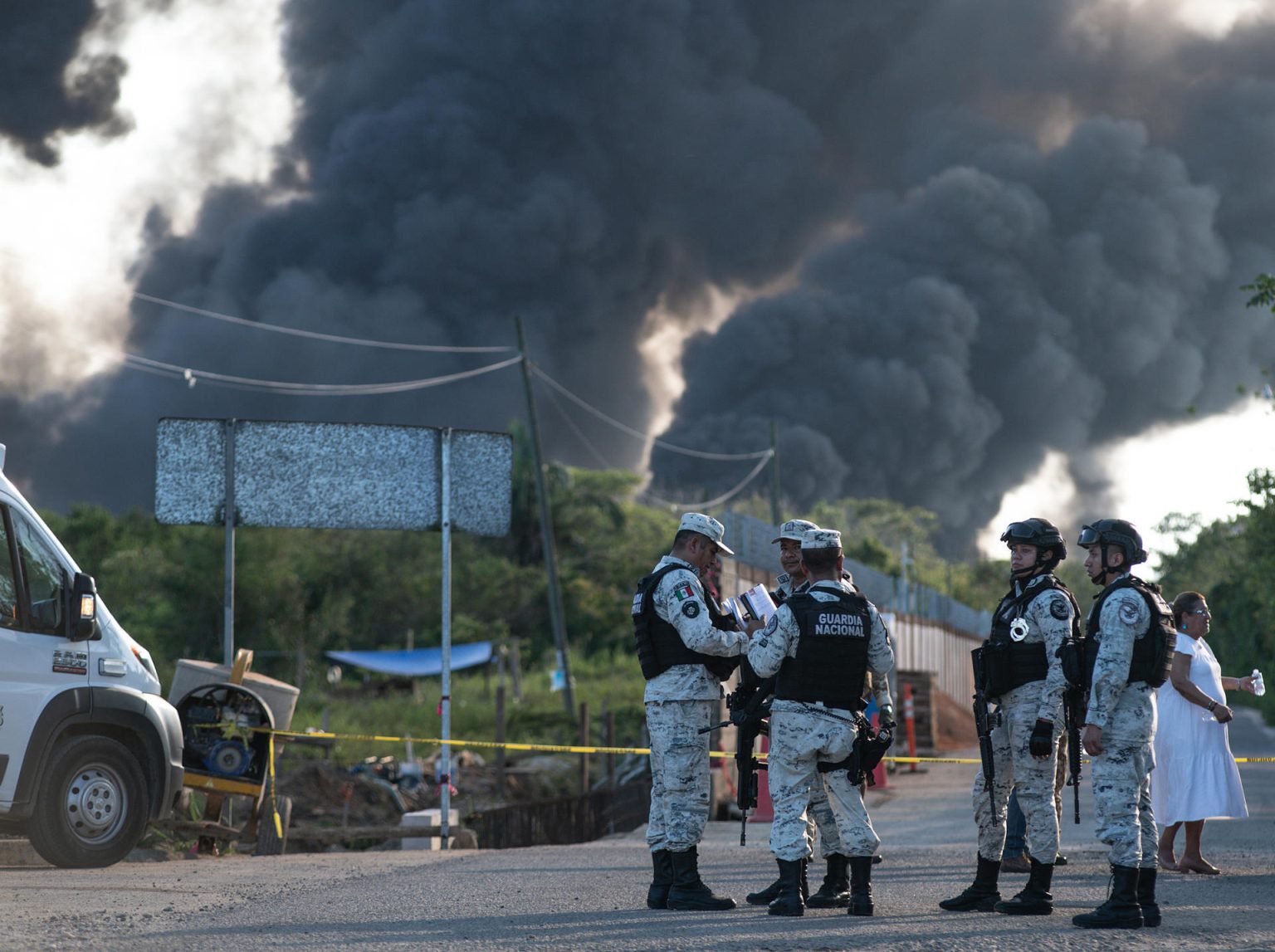 Fotografía de archivo de personal de la Guardia Nacional que resguarda la zona donde se registro una explosión, el 23 de febrero de 2023, en el Centro de Almacenamiento de crudo de Petróleos Mexicanos (PEMEX), en Ixhuatlán del Sureste, estado de Veracruz (México). EFE/Angel Hernández