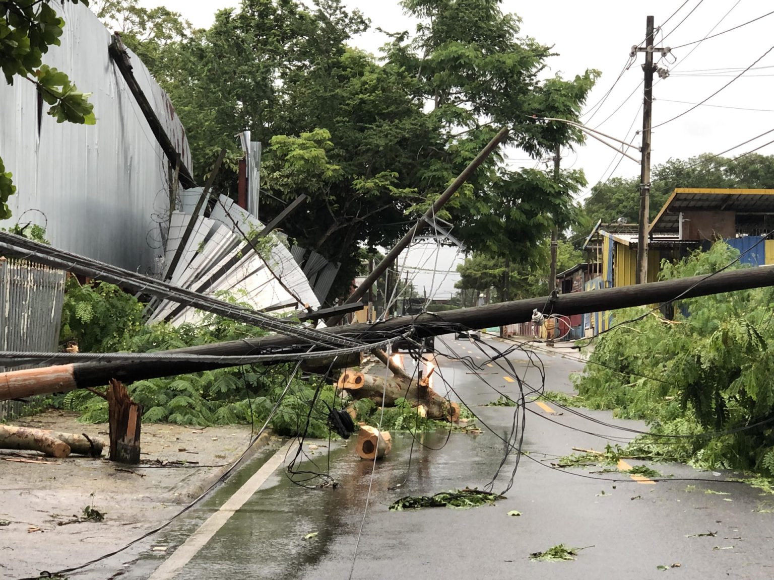 Un tornado provocó este domingo caídas de árboles y del tendido eléctrico en el municipio de Aguada, en el noroeste de Puerto Rico, donde los equipos de emergencia evalúan posibles daños en residencias. Fotografía de archivo. EFE/Jorge Muñiz