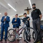 Manuel Castro (i), comisionado de Asuntos de los Inmigrantes, junto a representantes de las organizaciones Bike NY y Mexican Coalition, entregan bicicletas a inmigrantes, hoy, en New York (Estados Unidos). EFE/ Ángel Colmenares