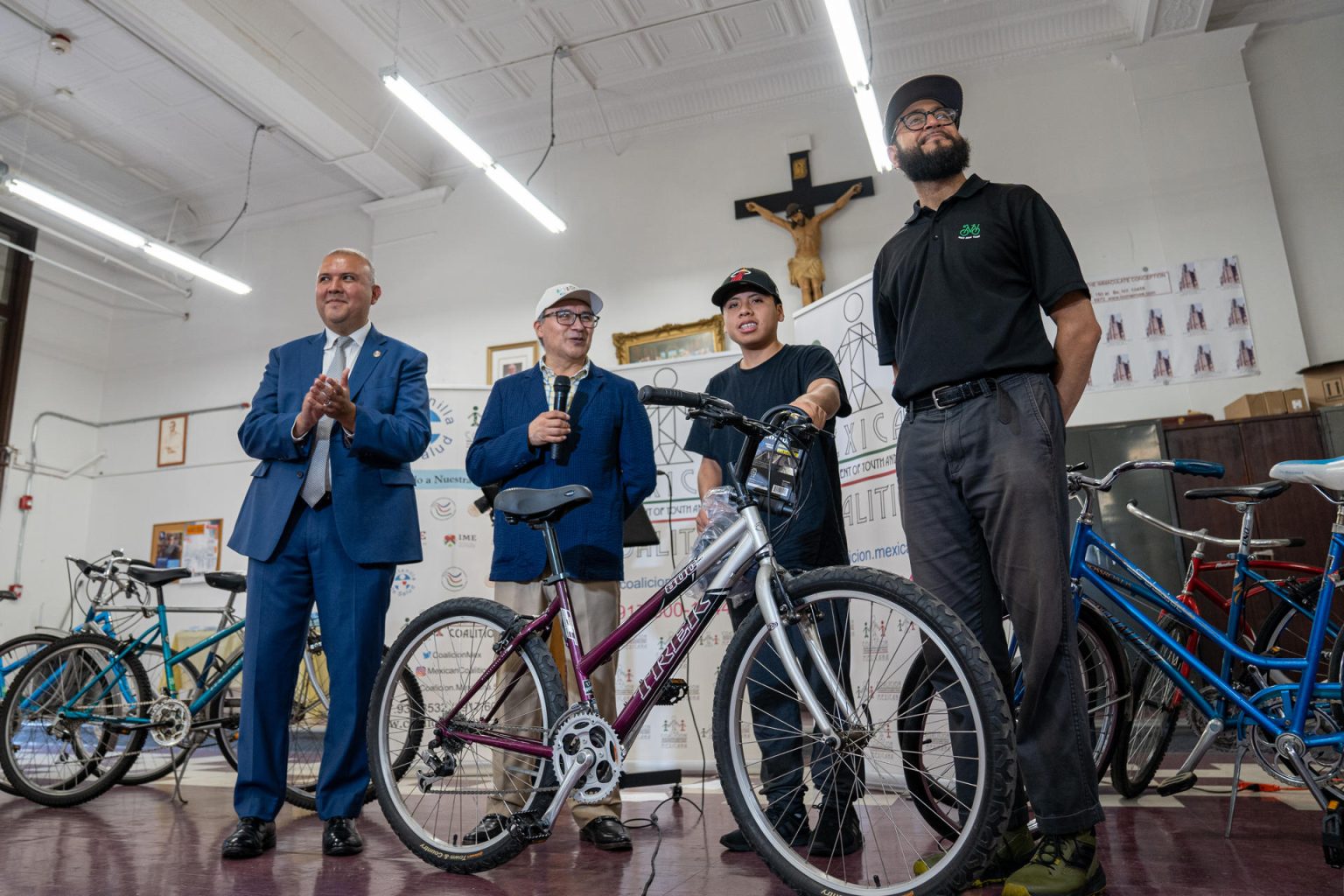 Manuel Castro (i), comisionado de Asuntos de los Inmigrantes, junto a representantes de las organizaciones Bike NY y Mexican Coalition, entregan bicicletas a inmigrantes, hoy, en New York (Estados Unidos). EFE/ Ángel Colmenares