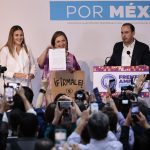 La precandidata a la presidencia de México por el Partido Acción Nacional (PAN) y el Frente Amplio por México, Xóchitl Gálvez (c), acompañada por el dirigente nacional del PAN, Marko Cortés (d), y su secretaria general, Cecilia Patrón (i), participan en un acto hoy, en la Ciudad de México (México). EFE/José Méndez