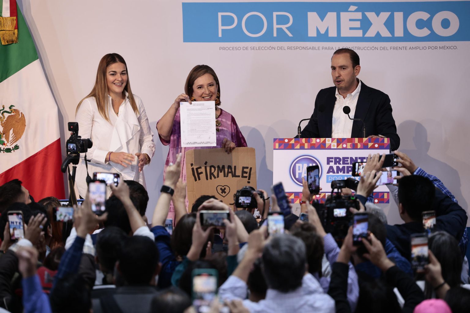 La precandidata a la presidencia de México por el Partido Acción Nacional (PAN) y el Frente Amplio por México, Xóchitl Gálvez (c), acompañada por el dirigente nacional del PAN, Marko Cortés (d), y su secretaria general, Cecilia Patrón (i), participan en un acto hoy, en la Ciudad de México (México). EFE/José Méndez