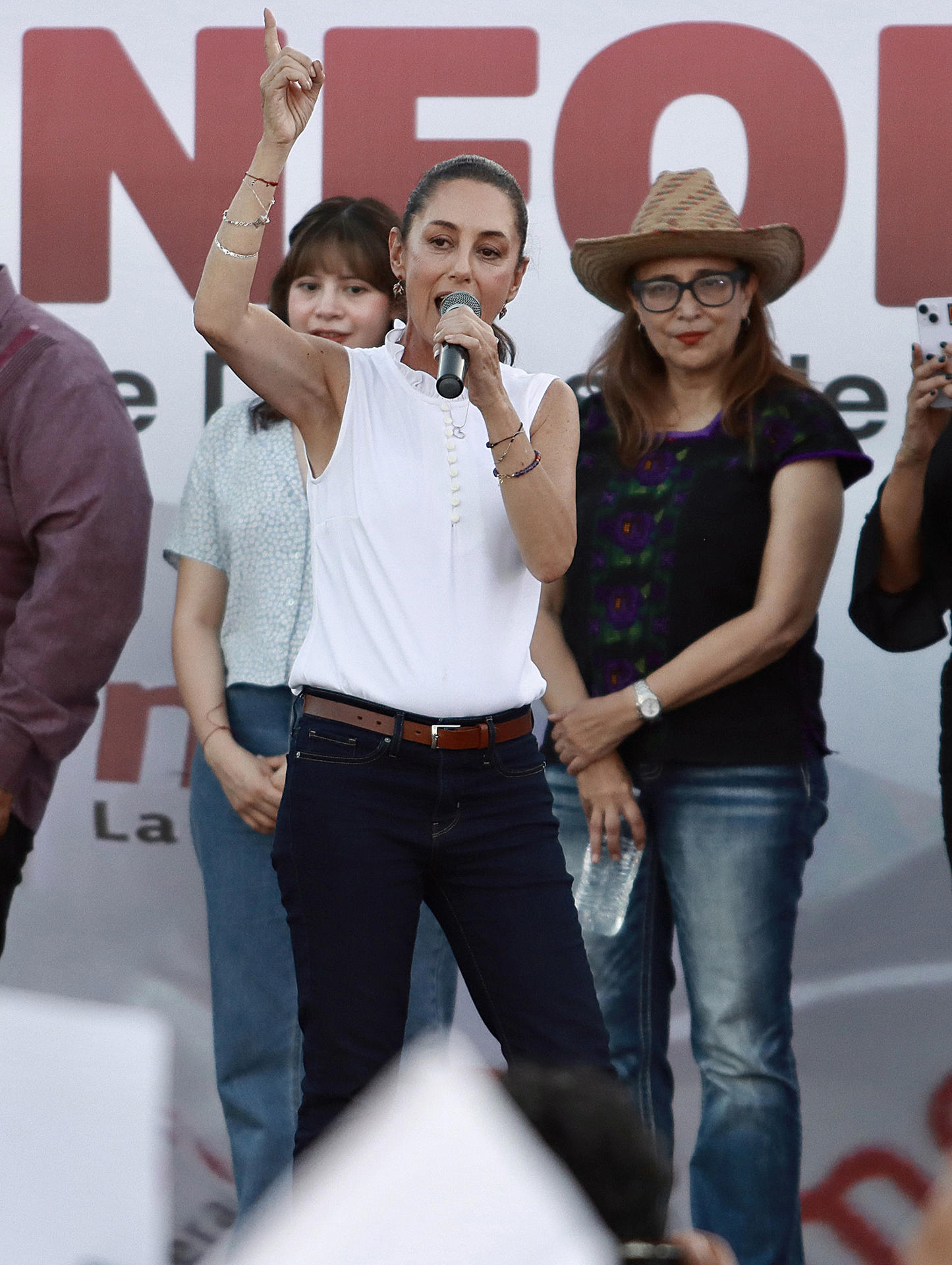 La aspirante a la candidatura presidencial por el oficialista Movimiento Regeneración Nacional (Morena), Claudia Sheinbaum, participa ayer durante un acto protocolario en Ciudad Juárez, en Chihuahua (México). EFE/Luis Torres