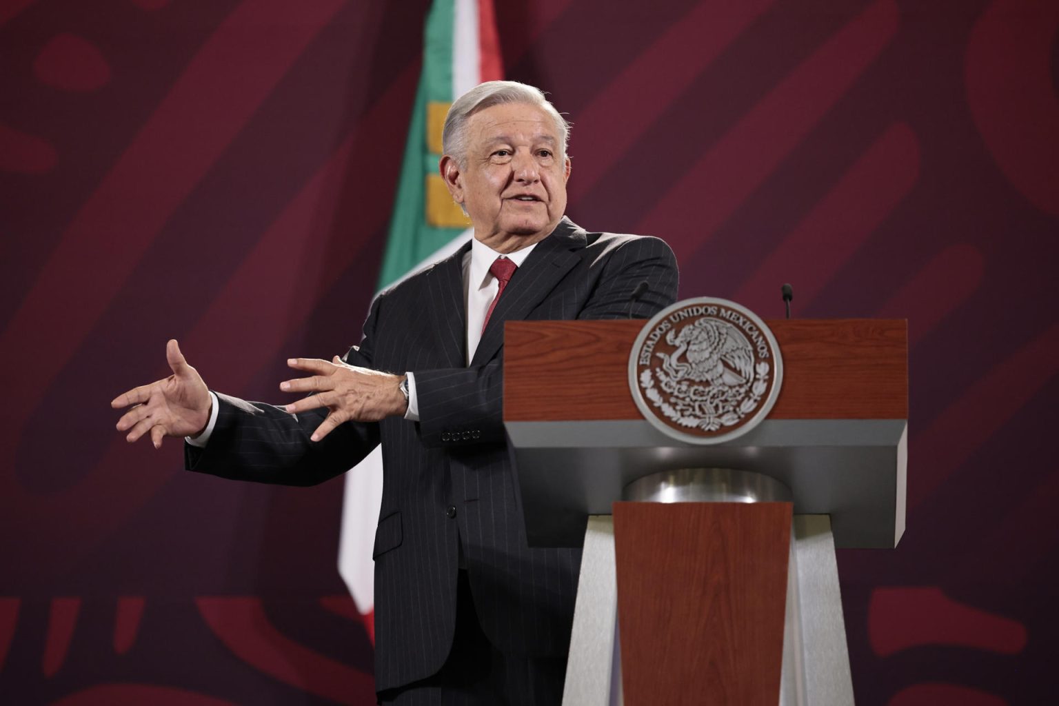 El presidente de México, Andrés Manuel López, habla durante su rueda de prensa diaria hoy, en el Palacio Nacional de la Ciudad de México (México). EFE/ José Méndez