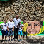 Un grupo de niños con síndrome de Down posan durante la develación de tres murales de su autoría hoy, dentro del Parque Papagayo en el balneario de Acapulco (México). EFE/David Guzmán