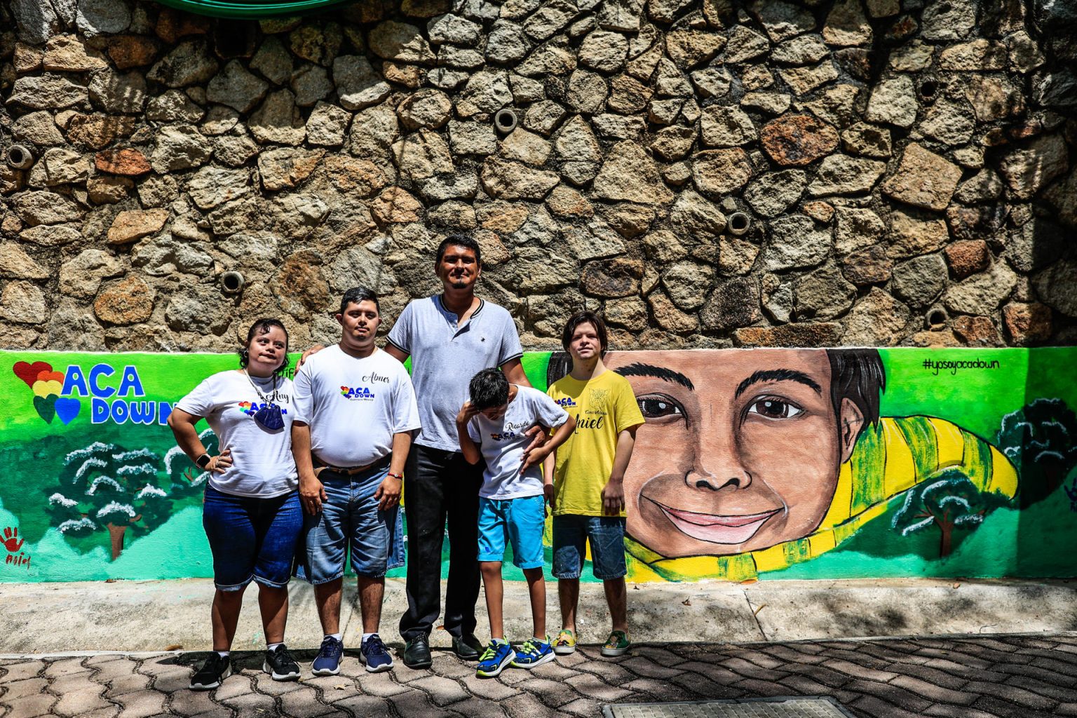 Un grupo de niños con síndrome de Down posan durante la develación de tres murales de su autoría hoy, dentro del Parque Papagayo en el balneario de Acapulco (México). EFE/David Guzmán