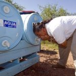 El grupo de activistas migratorio Fronteras Compasivas instaló seis estaciones de agua adicionales en el Parque Nacional de Organ Pipe, en la frontera de Arizona y México, tras presenciar la muerte de dos inmigrantes debido al intenso calor en la región. Imagen de archivo. EFE/GARY WILLIAMS