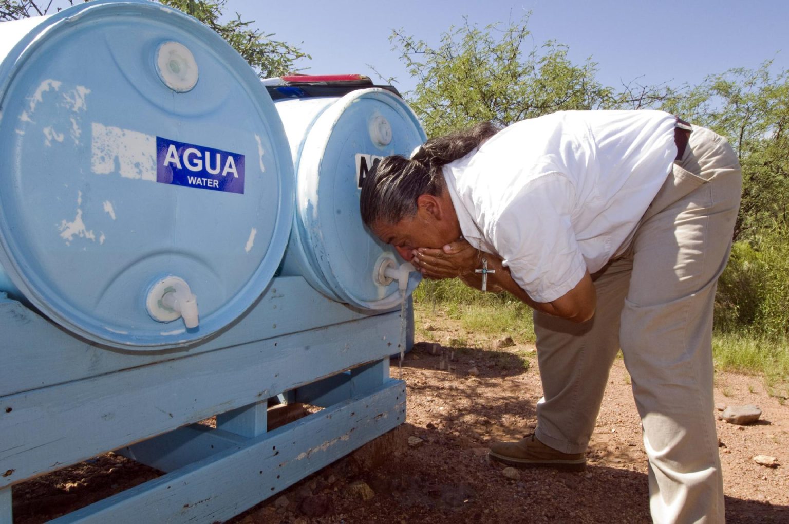 El grupo de activistas migratorio Fronteras Compasivas instaló seis estaciones de agua adicionales en el Parque Nacional de Organ Pipe, en la frontera de Arizona y México, tras presenciar la muerte de dos inmigrantes debido al intenso calor en la región. Imagen de archivo. EFE/GARY WILLIAMS