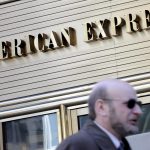 Imagen de archivo de un hombre camina junto a las oficinas de la compañía de tarjetas de crédito American Express en Nueva York, EE.UU.. EFE/Justin Lane