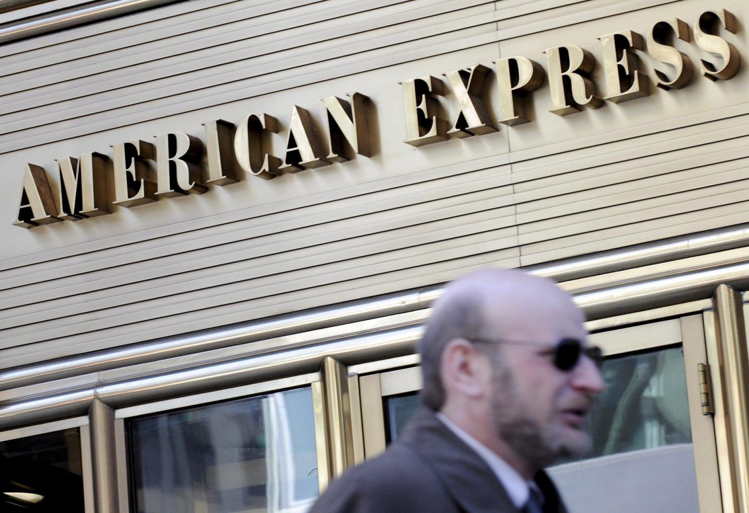 Imagen de archivo de un hombre camina junto a las oficinas de la compañía de tarjetas de crédito American Express en Nueva York, EE.UU.. EFE/Justin Lane