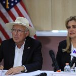 El embajador de Estados Unidos en México, Ken Salazar (i) y la gobernadora de Chihuahua María Eugenia Campos Galván participan durante una conferencia de prensa en la fronteriza Ciudad Juárez, Chihuahua (México). EFE/Luis Torres