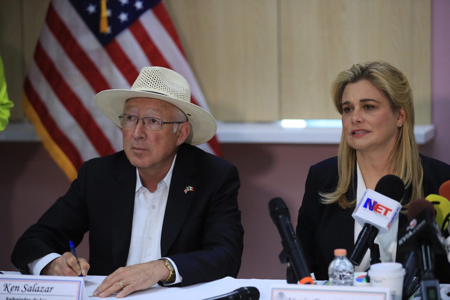 El embajador de Estados Unidos en México, Ken Salazar (i) y la gobernadora de Chihuahua María Eugenia Campos Galván participan durante una conferencia de prensa en la fronteriza Ciudad Juárez, Chihuahua (México). EFE/Luis Torres