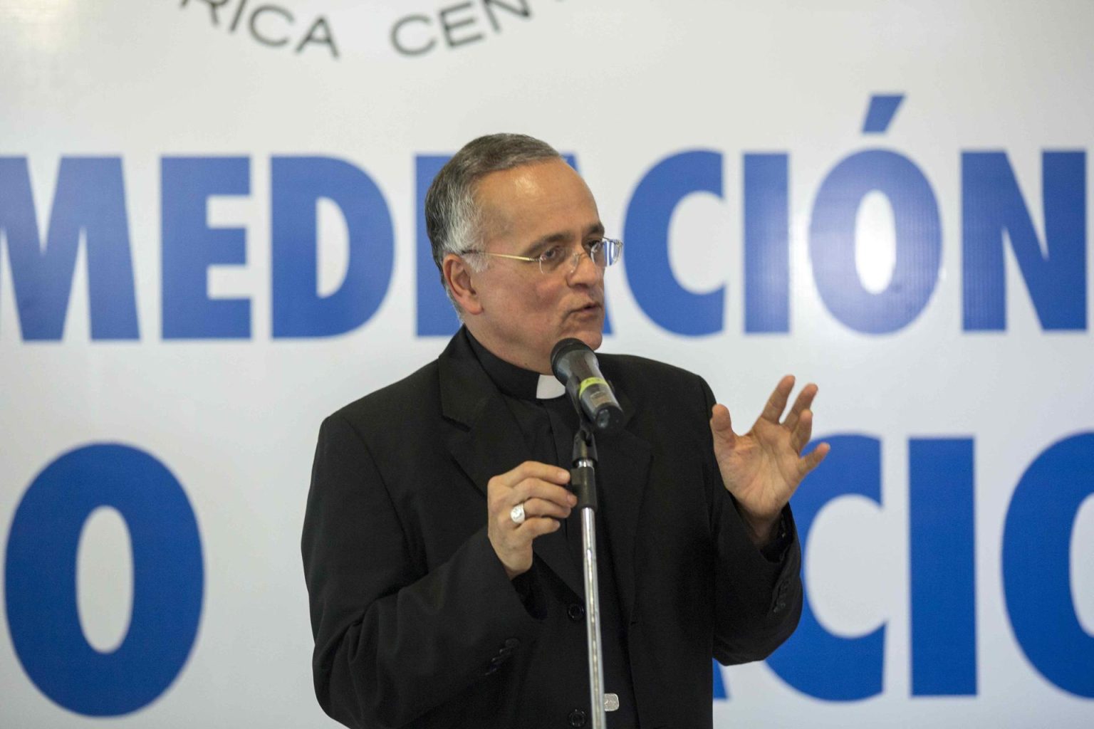 El sacerdote Silvio Báez ofrece una rueda de prensa. Imagen de archivo. EFE/Jorge Torres