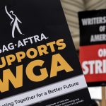 Fotografía de archivo fechada el 6 de junio de 2023 de un cartel que dice 'SAG-AFTRA Supports WGA' durante una protesta frente a los estudios Paramount, en Los Ángeles, California (Estados Unidos). EFE/ Etienne Laurent