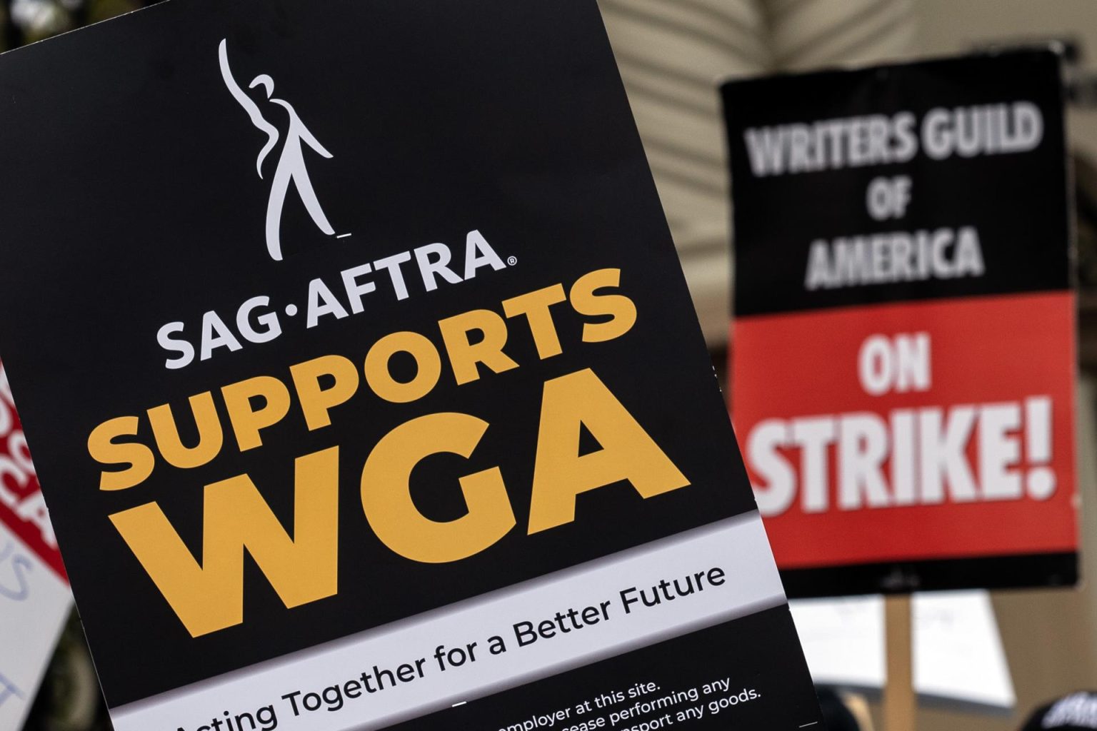 Fotografía de archivo fechada el 6 de junio de 2023 de un cartel que dice 'SAG-AFTRA Supports WGA' durante una protesta frente a los estudios Paramount, en Los Ángeles, California (Estados Unidos). EFE/ Etienne Laurent