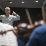 El director musical de la Orquesta Sinfónica de Minería, Carlos Miguel Prieto, dirige un ensayo el 29 de junio de 2023, en la Ciudad de México (México). EFE/Isaac Esquivel