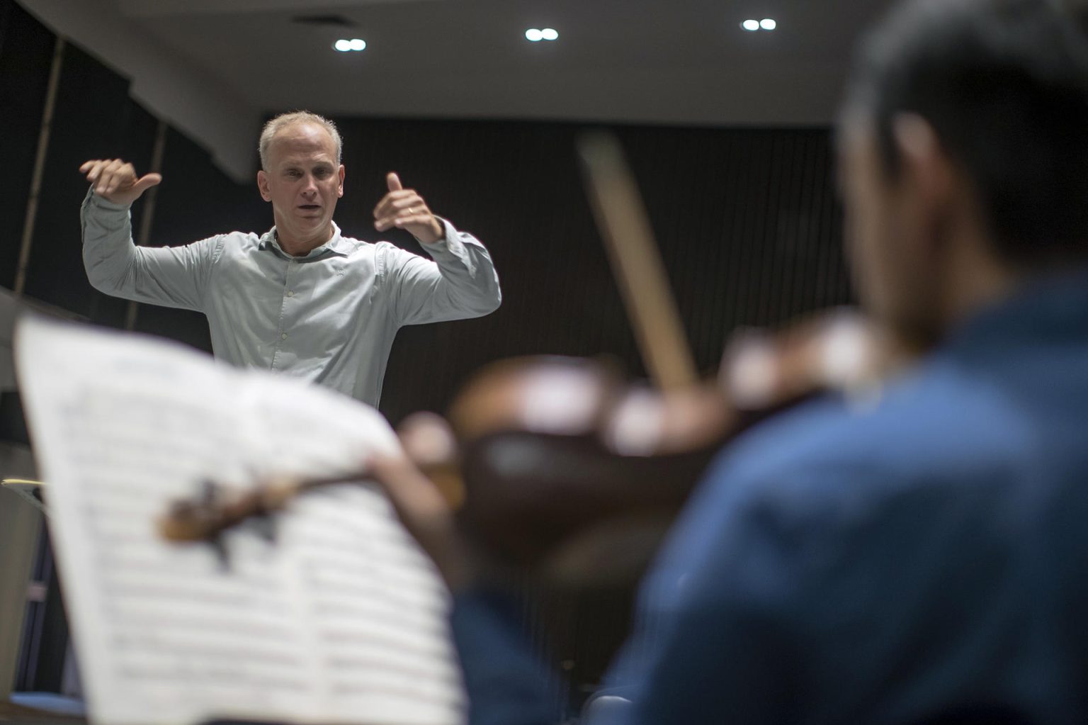 El director musical de la Orquesta Sinfónica de Minería, Carlos Miguel Prieto, dirige un ensayo el 29 de junio de 2023, en la Ciudad de México (México). EFE/Isaac Esquivel