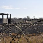 Fotografía de archivo donde se observa parte de la prisión de Guantánamo, el Campo X-Ray, un lugar aún siniestro que no puede sacudirse la palabra "tortura". EFE/Raquel Godos