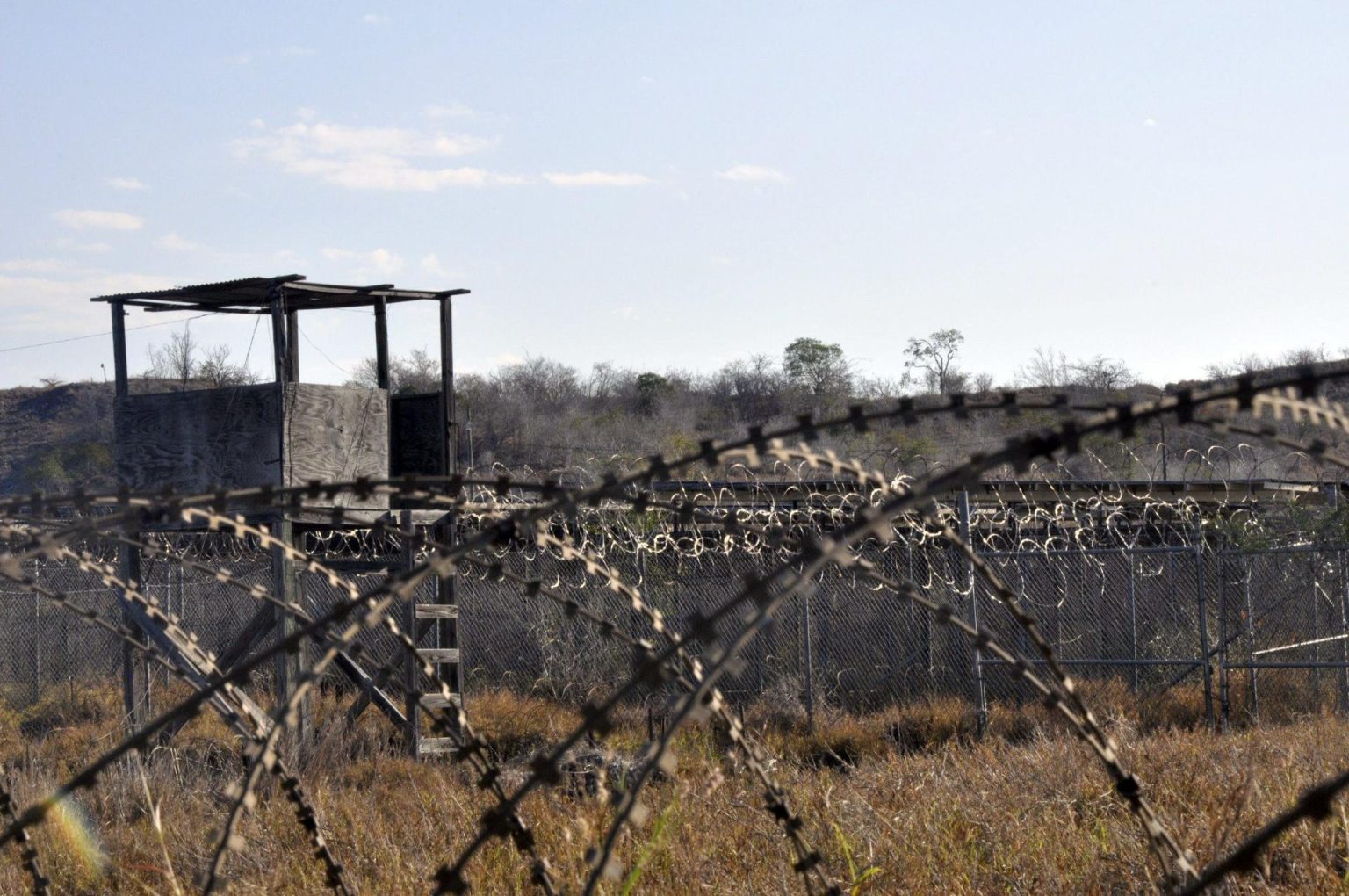 Fotografía de archivo donde se observa parte de la prisión de Guantánamo, el Campo X-Ray, un lugar aún siniestro que no puede sacudirse la palabra "tortura". EFE/Raquel Godos