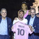 El argentino Lionel Messi sostiene su camiseta del Inter Miami CF durante su presentación como jugador del equipo, el 16 de julio de 2023, en el estadio DRV PNK, de Fort Lauderdale, Florida (Estados Unidos). EFE/Cristóbal Herrera