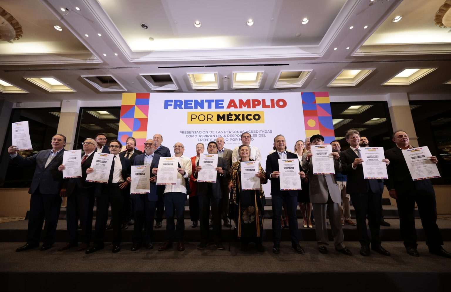 Los precandidatos presidenciales del Frente Amplio por México reciben hoy su constancia de participación durante un acto en Ciudad de México (México). EFE/José Méndez