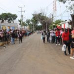 Decenas de migrantes hacen fila para regular su situación migratoria hoy, en Tapachula (México). EFE/Juan Manuel Blanco