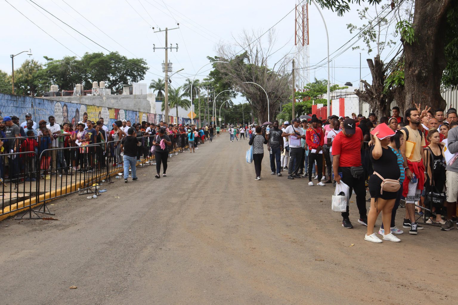 Decenas de migrantes hacen fila para regular su situación migratoria hoy, en Tapachula (México). EFE/Juan Manuel Blanco