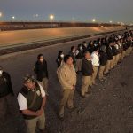 Fotografía de archivo en la que se registró a decenas de funcionarios del Instituto Nacional de Migración (INM) de México, en Ciudad Juárez (Chihuahua, México). EFE/Luis Torres