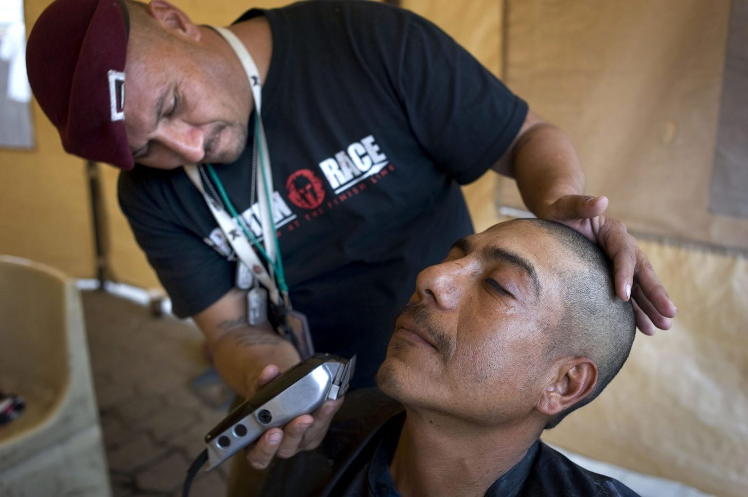 Imagen de archivo que muestra a una persona mientras realiza las labores de peluquería. EFE/David Maung