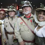 Un grupo de personas con trajes de Steam Punk posan con sus disfraces durante la Comic Con International que se realiza en el Centro de Convenciones de San Diego, California (Estados Unidos). Fotografía de Archivo. EFE/DAVID MAUNG