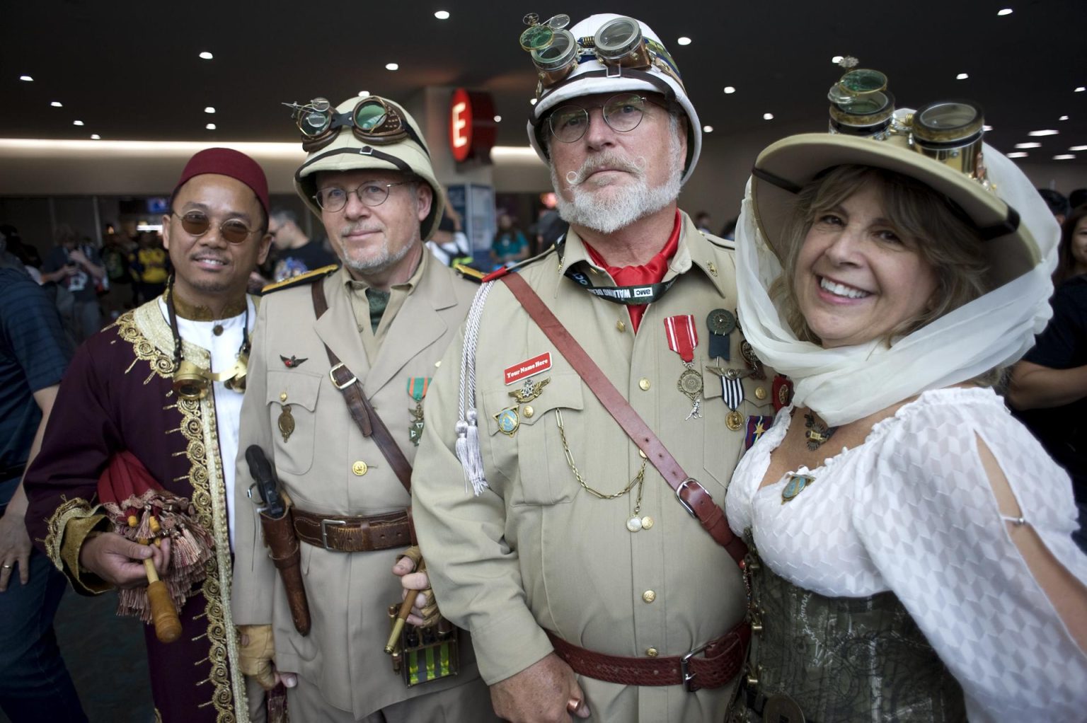 Un grupo de personas con trajes de Steam Punk posan con sus disfraces durante la Comic Con International que se realiza en el Centro de Convenciones de San Diego, California (Estados Unidos). Fotografía de Archivo. EFE/DAVID MAUNG