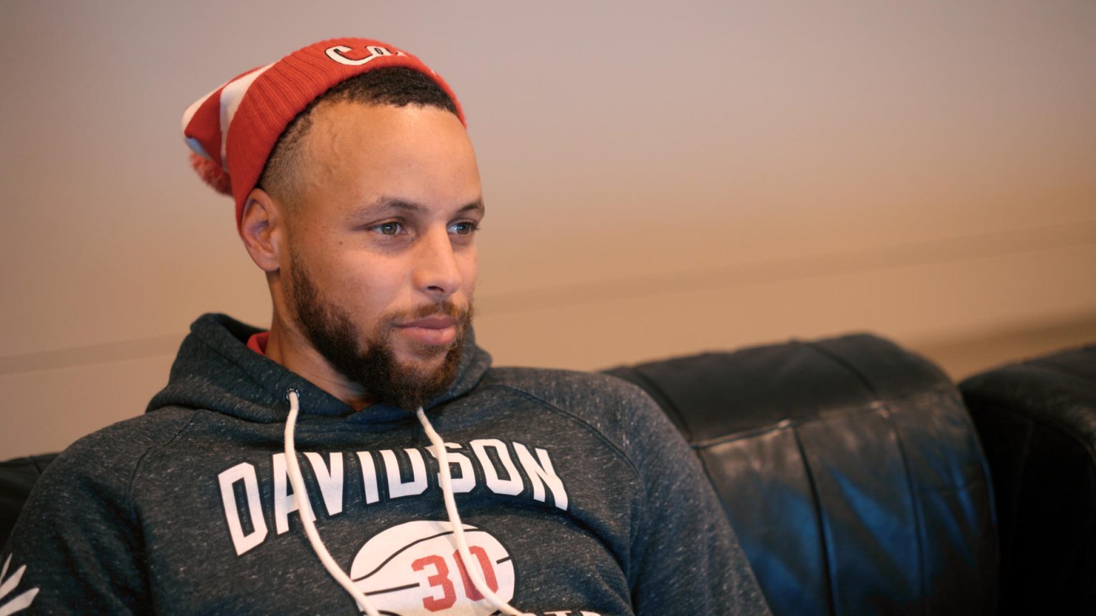 Fotografía cedida hoy por Apple TV+ que muestra al jugador estadounidense de baloncesto Stephen Curry. EFE/ Apple Tv+