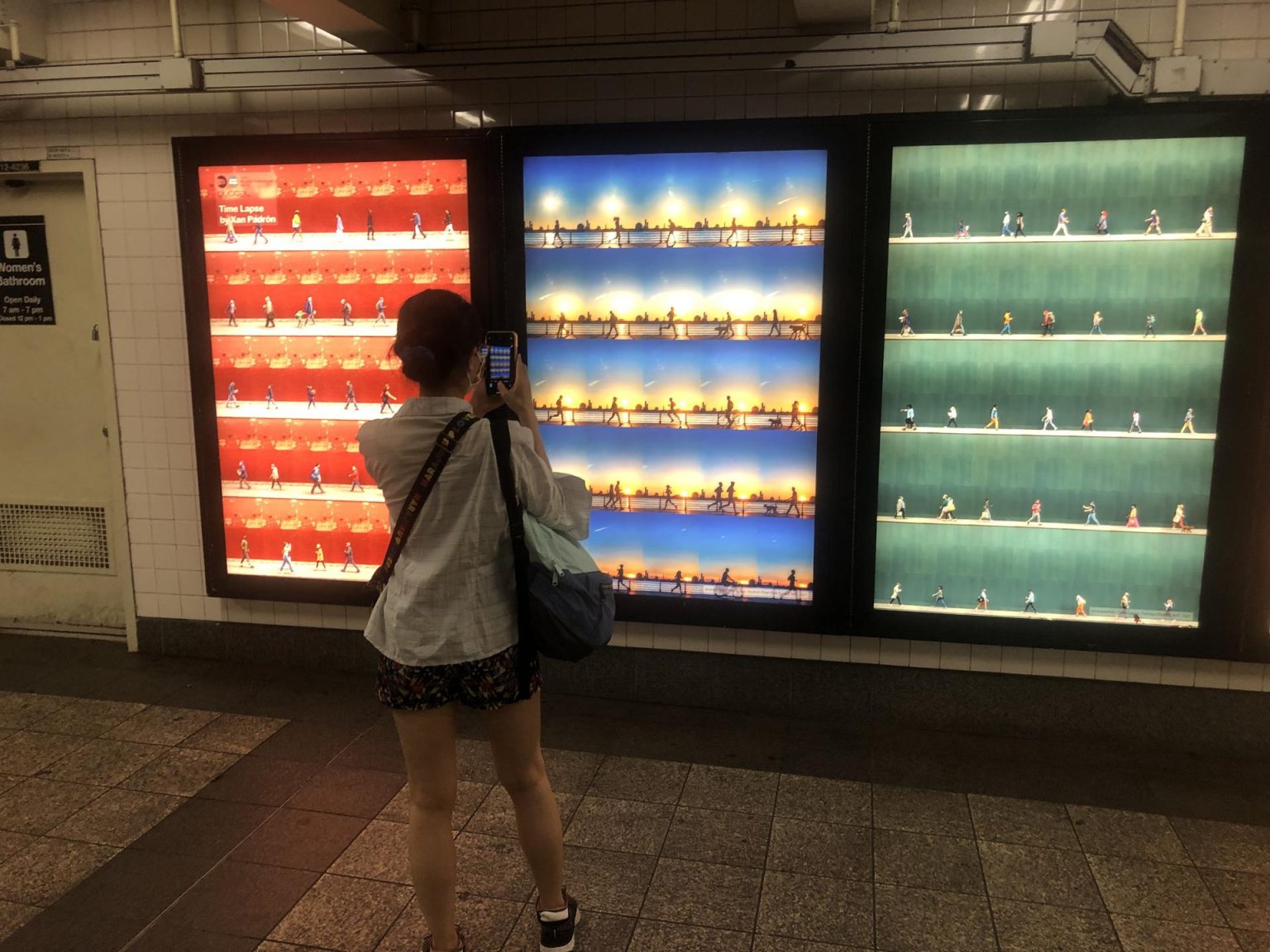 Una persona toma hoy una foto a la serie fotográfica "Time Lapse", en la estación de metro de Bryant Park en Nueva York (EE.UU).   EFE/ Javier Otazu