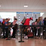 Unas personas esperan su turno en fila en el Aeropuerto Internacional Luis Muñoz Marín en San Juan, Puerto Rico. Fotografía de archivo. EFE/Jorge Muñiz