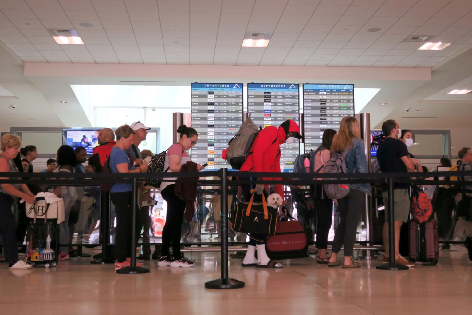 Unas personas esperan su turno en fila en el Aeropuerto Internacional Luis Muñoz Marín en San Juan, Puerto Rico. Fotografía de archivo. EFE/Jorge Muñiz