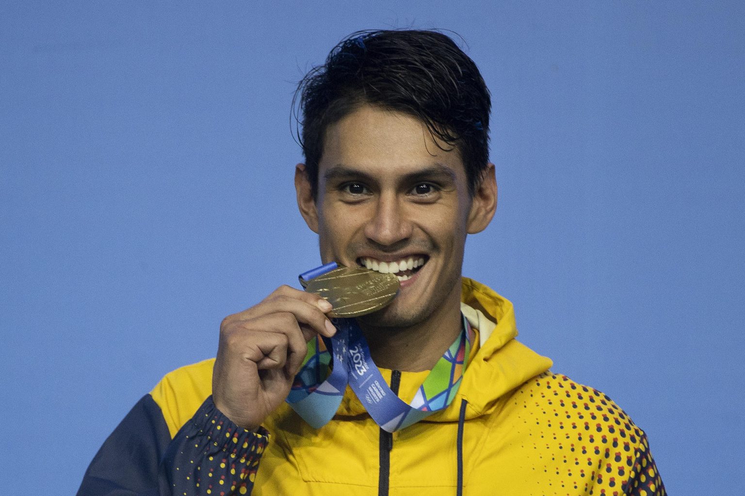 El colombiano Miguel Trejos fue registrado este jueves, 6 de julio, al posar con la medalla de oro del taekwondo en la categoría de los 80 kg de los Juegos Centroamericanos y del Caribe, en San Salvador (El Salvador). EFE/Orlando Barría