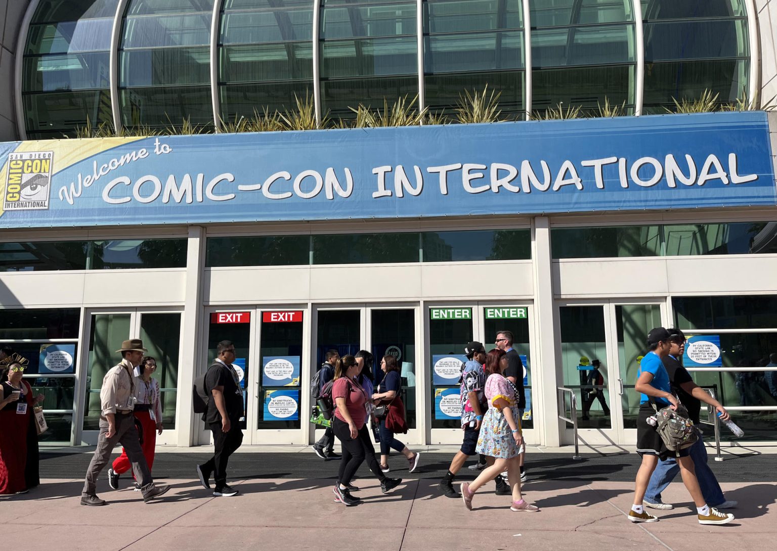 Aficionados llegan a la Comic-Con 2023 hoy, en San Diego, California (EE.UU.). EFE/ Guillermo Azábal