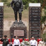 El presidente de México Andrés Manuel López Obrador (2-d), el secretario de la Defensa Nacional Luis Crescencio Sandoval (i), el gobernador de Durango Esteban Villegas (2-i) y la secretaria de Gobernación Luisa María Alcalde (d), montan una guardia de honor hoy, durante el centenario luctuoso de Francisco Villa en San Juan del Río, Durango (México). EFE/Sáshenka Gutiérrez