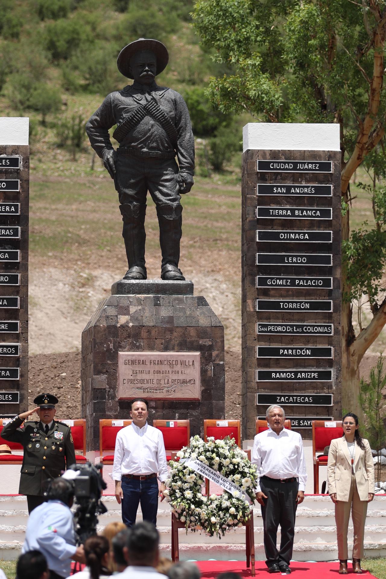 El presidente de México Andrés Manuel López Obrador (2-d), el secretario de la Defensa Nacional Luis Crescencio Sandoval (i), el gobernador de Durango Esteban Villegas (2-i) y la secretaria de Gobernación Luisa María Alcalde (d), montan una guardia de honor hoy, durante el centenario luctuoso de Francisco Villa en San Juan del Río, Durango (México). EFE/Sáshenka Gutiérrez