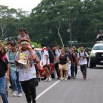 Migrantes caminan en caravana para intentar llegar a EEUU, el 15 de julio de 2023, en la ciudad de Tapachula, estado de Chiapas (México). EFE/Juan Manuel Blanco