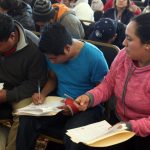 Fotografía de algunas personas hispanas en la iglesia católica de St Thomas More en Chapel Hill, Carolina del Norte (EE.UU.). EFE/Walter Gómez