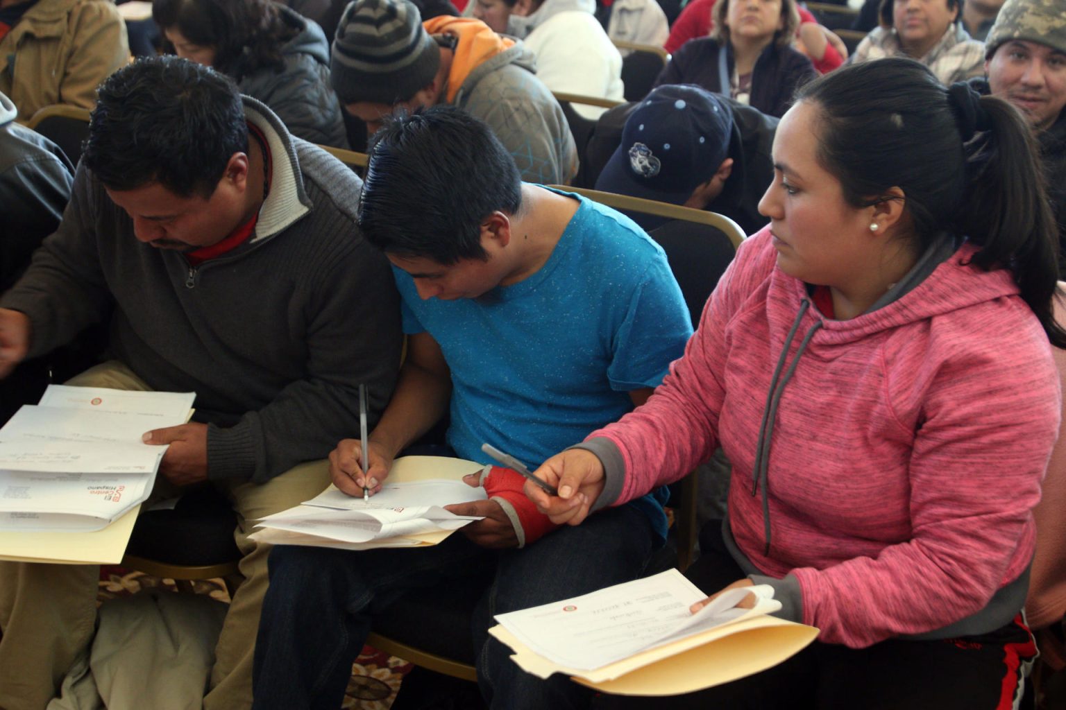 Fotografía de algunas personas hispanas en la iglesia católica de St Thomas More en Chapel Hill, Carolina del Norte (EE.UU.). EFE/Walter Gómez