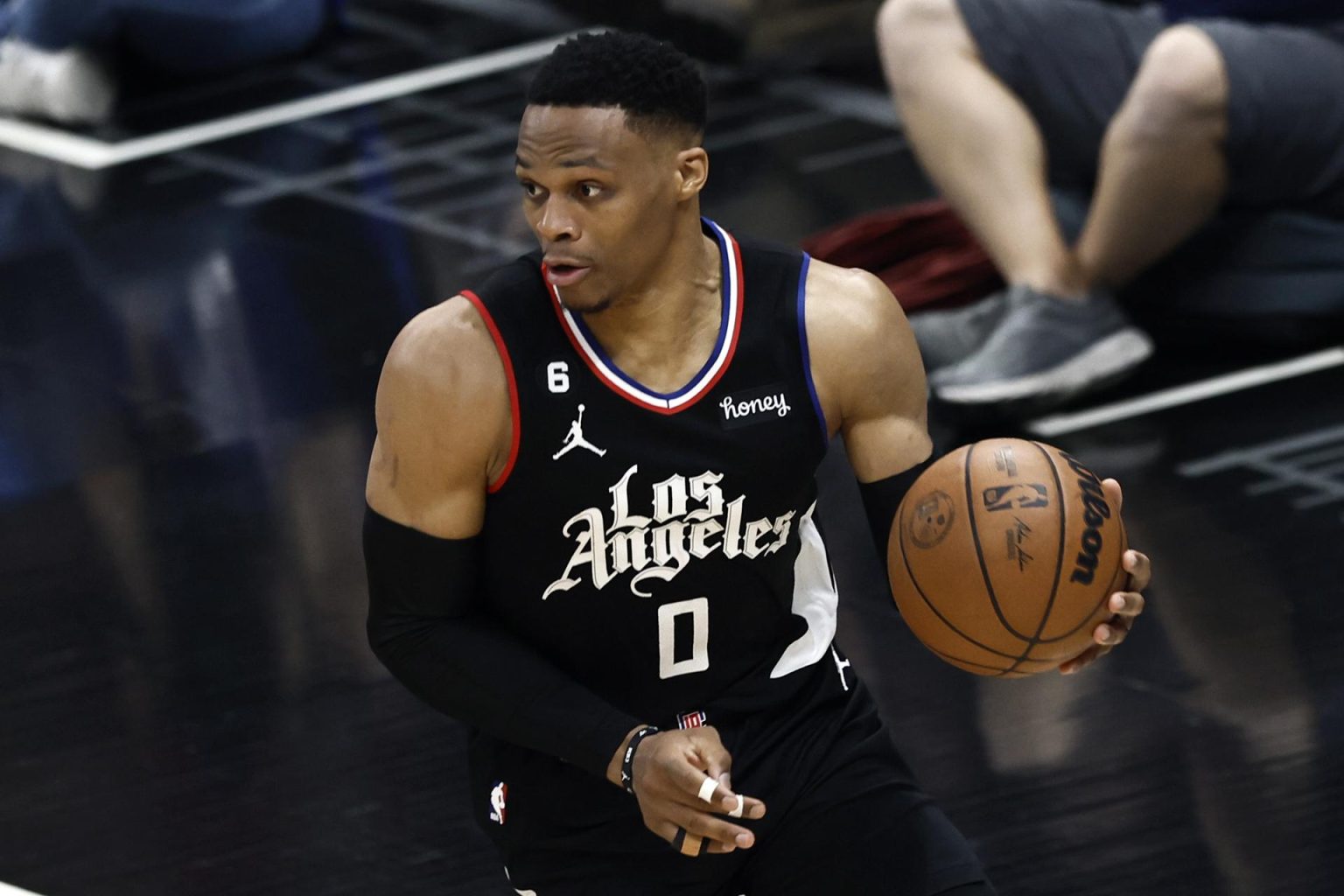 Fotografía de archivo en la que se registró al base estrella de los Clippers de Los Ángeles, Russell Westbrook, en el coliseo Crypto.com Arena, en Los Ángeles (California, EE.UU.). EFE/Etienne Laurent