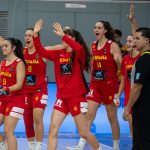 Las jugadoras de España celebran una acción de su equipo durante el partido de la fase de grupos del Mundial de baloncesto Sub-19 que disputan este domingo en Alcalá de Henares. EFE/ Fernando Villar