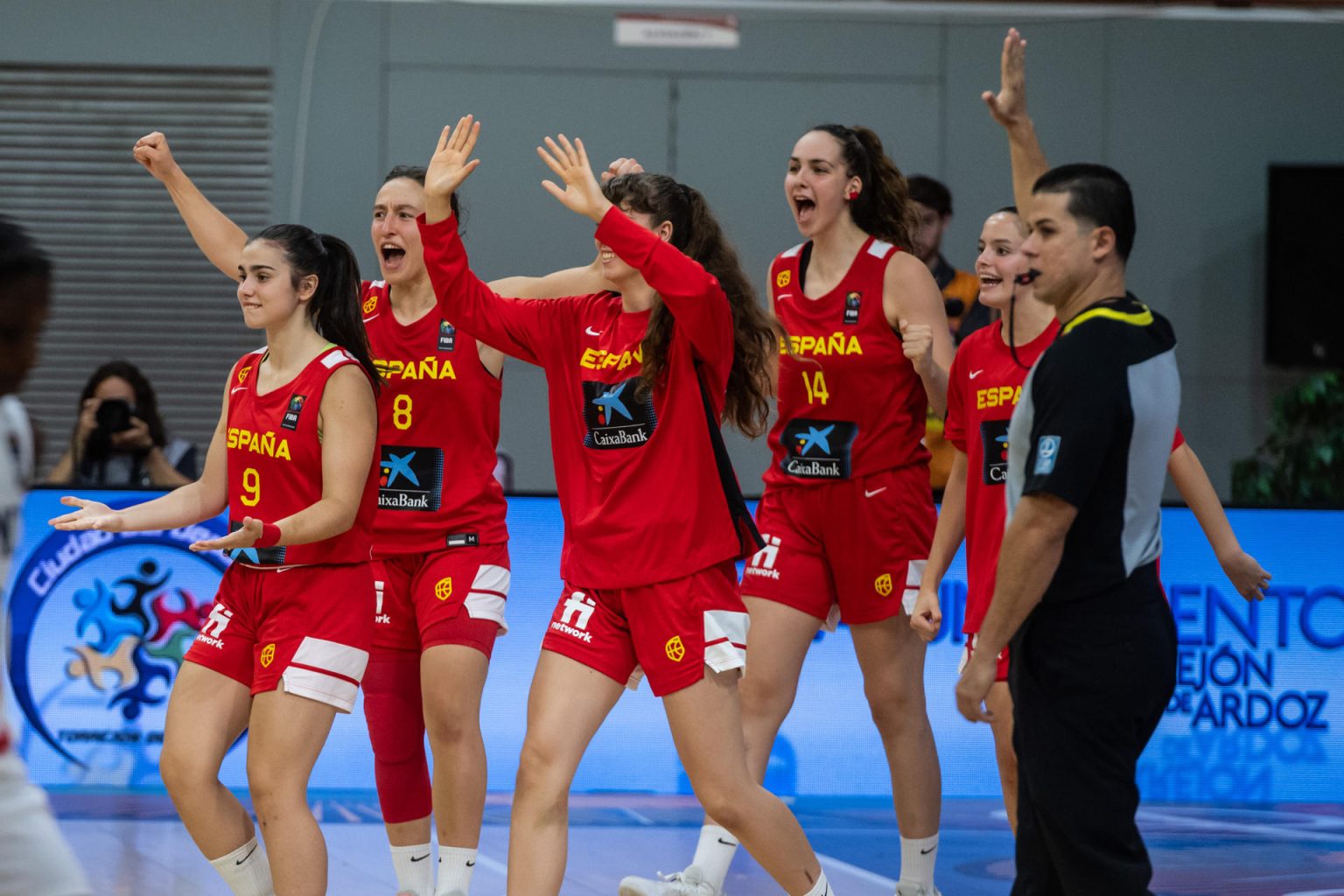 Las jugadoras de España celebran una acción de su equipo durante el partido de la fase de grupos del Mundial de baloncesto Sub-19 que disputan este domingo en Alcalá de Henares. EFE/ Fernando Villar