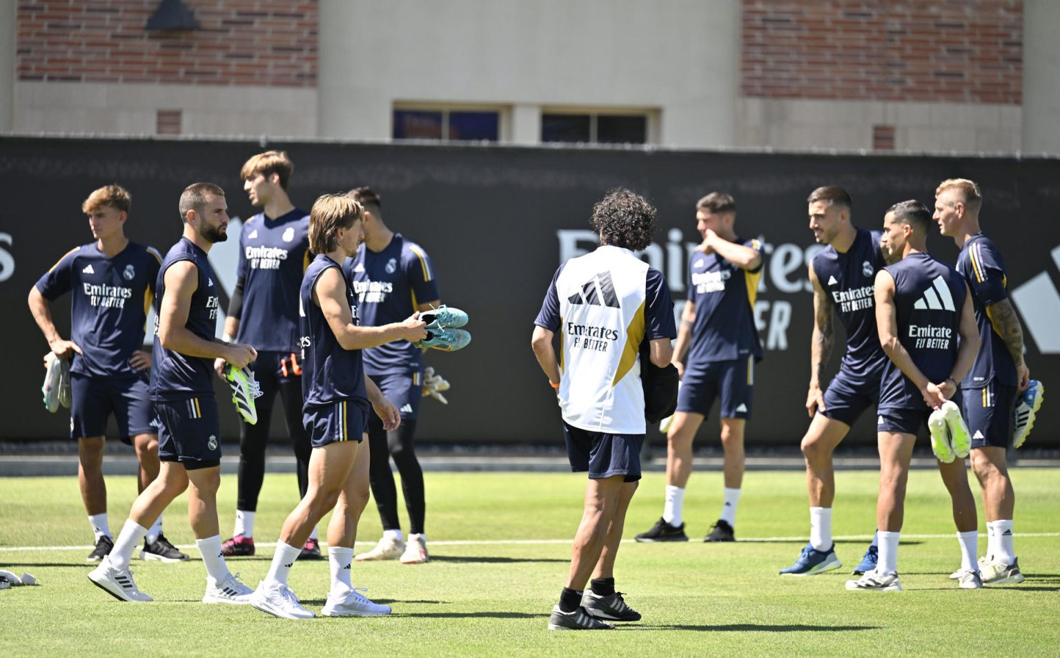 Jugadores del Real Madrid participan en un entrenamiento de pretemporada hoy, en las instalaciones de la Universidad de California UCLA, en Los Ángeles (Estados Unidos). EFE/Armando Arorizo