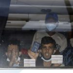 Según las primeras investigaciones, los detenidos rentaron un autobús con capacidad para 42 personas, subieron a 116 pasajeros, situación que significaba un riesgo para la salud y la seguridad de los migrantes. Fotografía de archivo. EFE/ Hilda Ríos